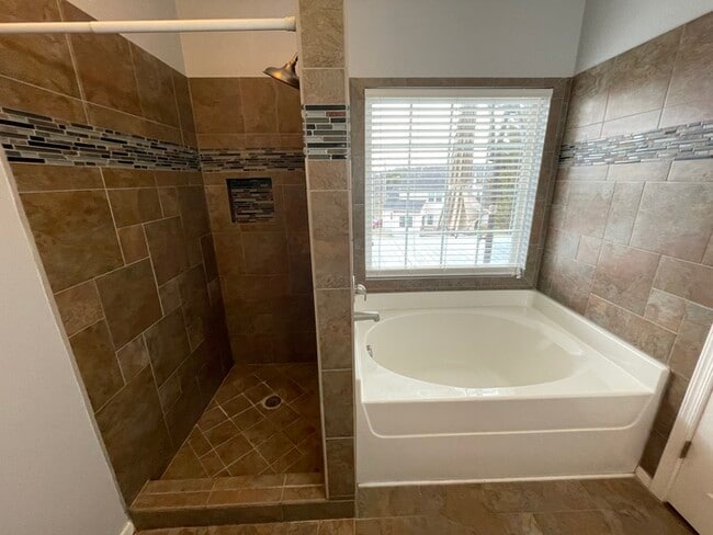 Building Photo - Jordan Ridge Bordeaux area home with bonus...