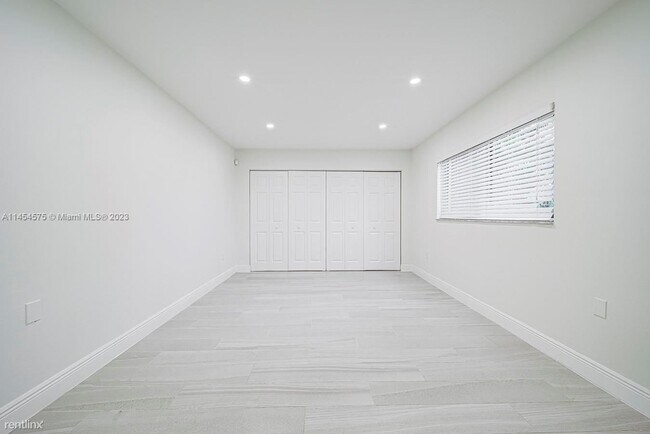 Building Photo - 3 br, 2.5 bath House - 4704 SW 67th Ave