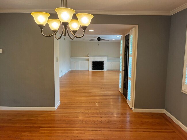 Building Photo - Beautiful 3 bedroom/1.5 bath Home in S. Land Park