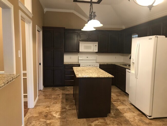 Building Photo - 3/2 super clean and move in ready in MIDWAY ISD