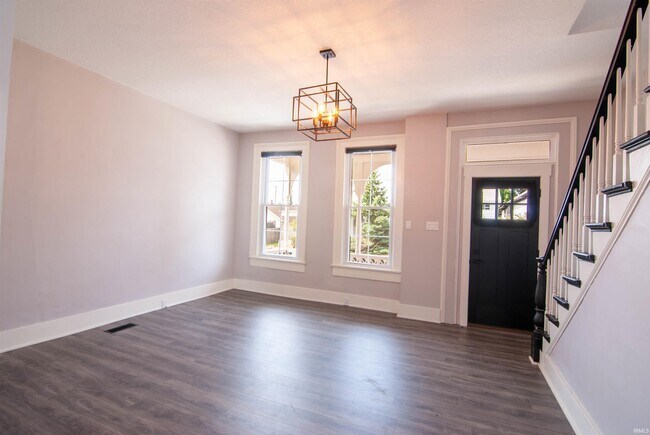 Building Photo - 605 Lavina St
