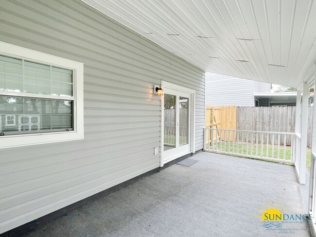 Building Photo - Beautiful 3 Bedroom Townhouse Close to Both Bases!