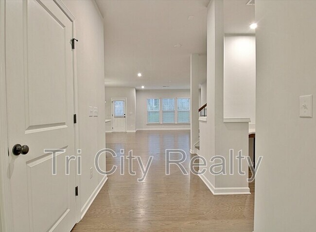 Building Photo - 504 Albertson Ave