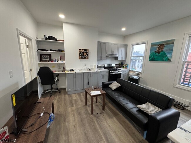 Building Photo - 76 Market St