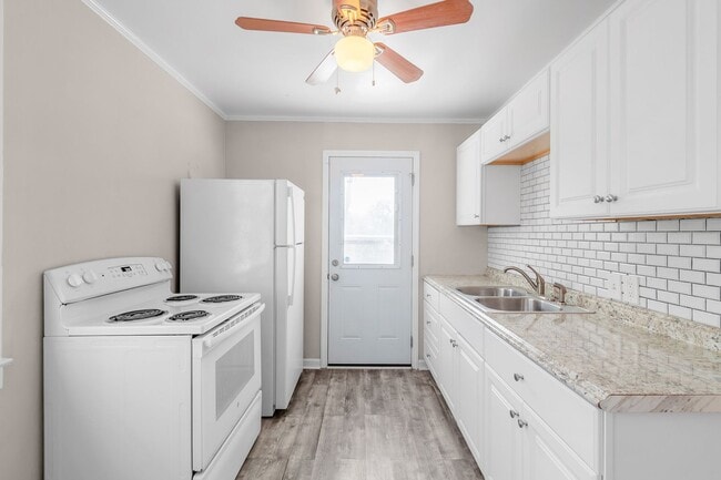 Building Photo - Gorgeous 2BR/1BA Duplex near Selwyn and Park Rd Hotspots!