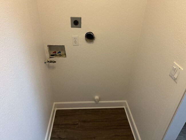 Building Photo - NB T 403-405