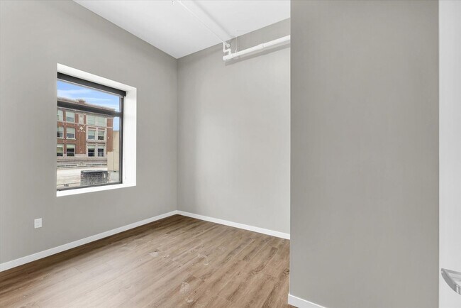 Building Photo - LUXURY 1 BED APT IN DOWNTOWN CHAMPAIGN
