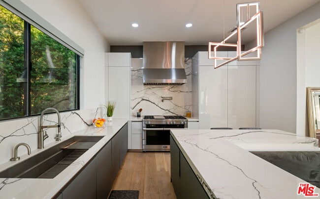 Building Photo - 2001 Sunset Plaza Dr