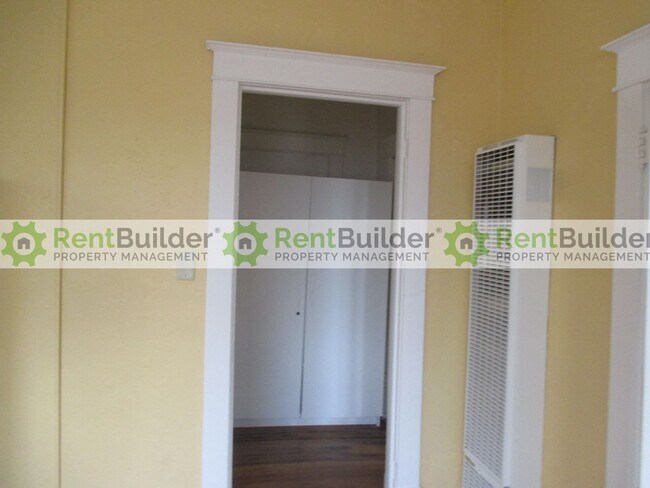 Building Photo - 103 Maple St NE