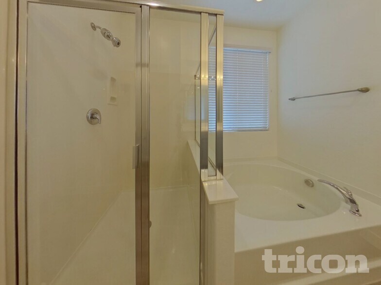 Building Photo - 2638 E Danbury Rd