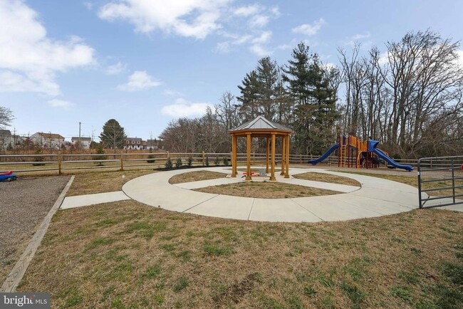 Building Photo - 272 Macoun Way