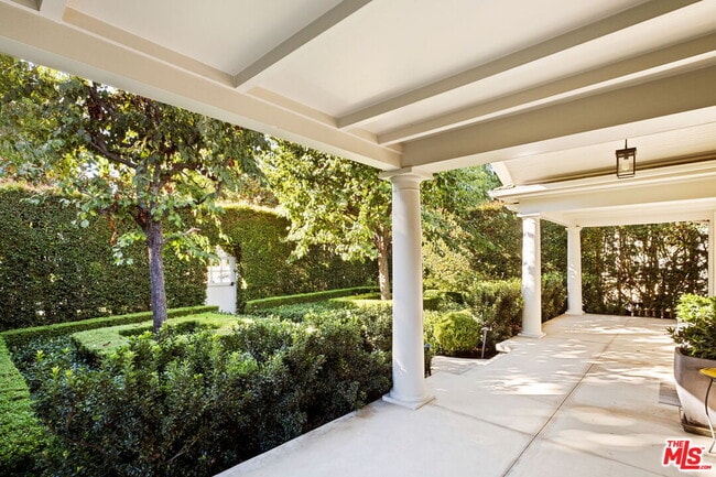 Building Photo - 1438 N Orange Grove Ave