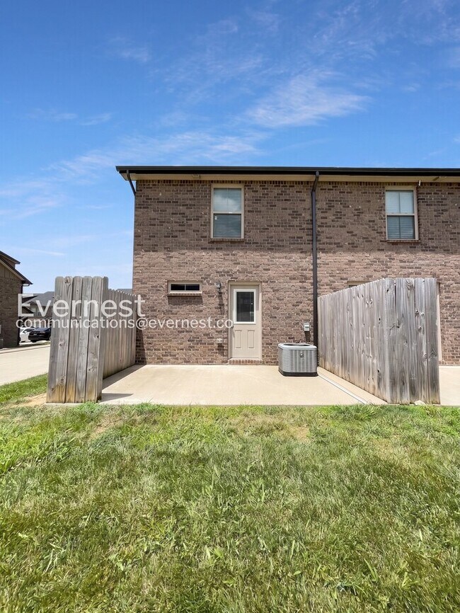 Building Photo - 3 Bed/3 Bath Townhome with Off-Street Parking / Pet-Friendly / Vouchers Accepted / Available Now!