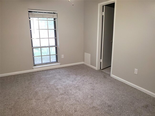 Building Photo - 1007 Reseda Dr
