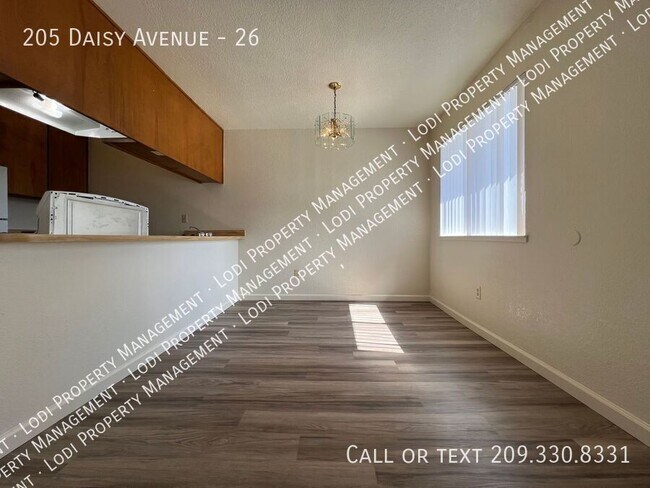 Building Photo - 205 Daisy Ave
