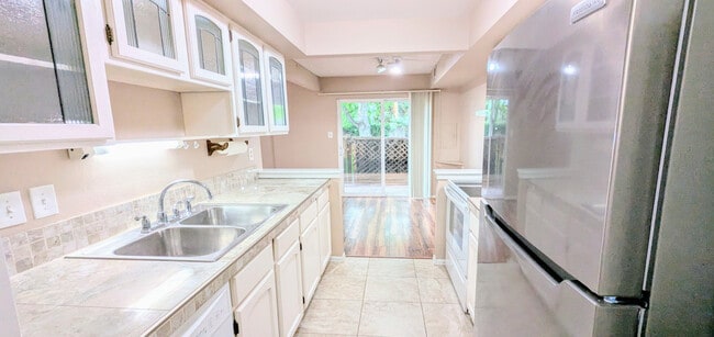Building Photo - 4150 Monroe Dr