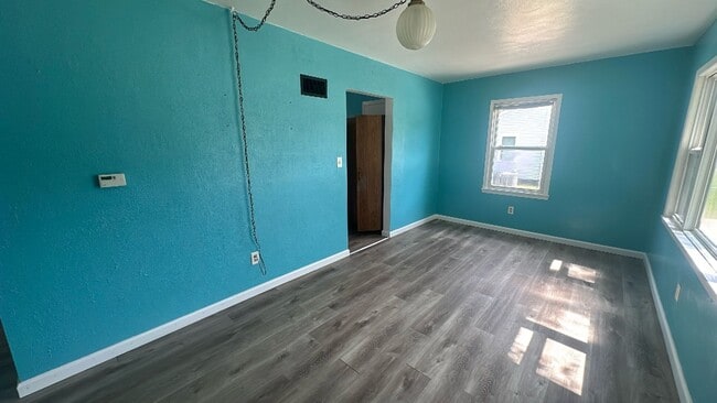 Building Photo - FOR RENT- Adorable 2 bed 1 bath in Washbur...