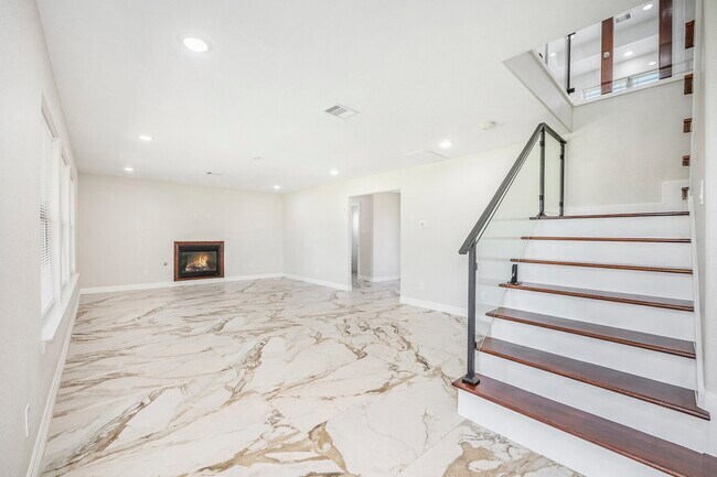 Building Photo - 7711 Antoine Dr