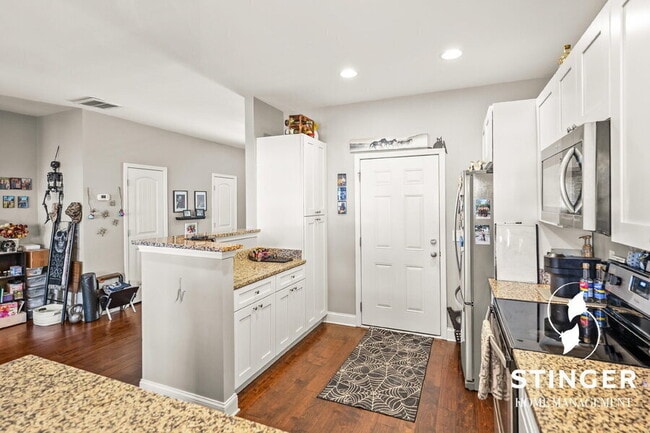 Building Photo - 332 Dante Cir