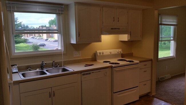 Building Photo - 543 E School St