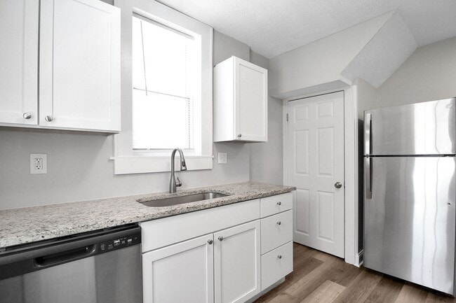 Building Photo - Beautifully Updated 3-Bedroom Home Near Do...