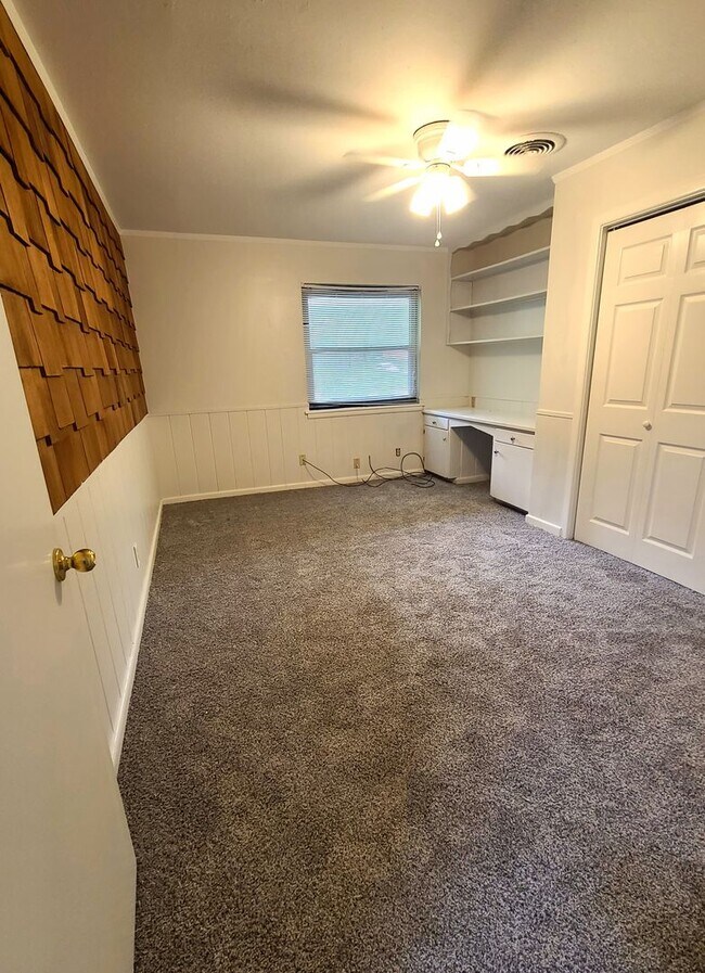 Building Photo - 2315 Pine Crest Dr