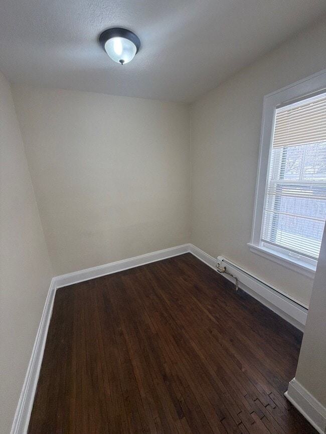 Building Photo - 583 Reaney Ave E