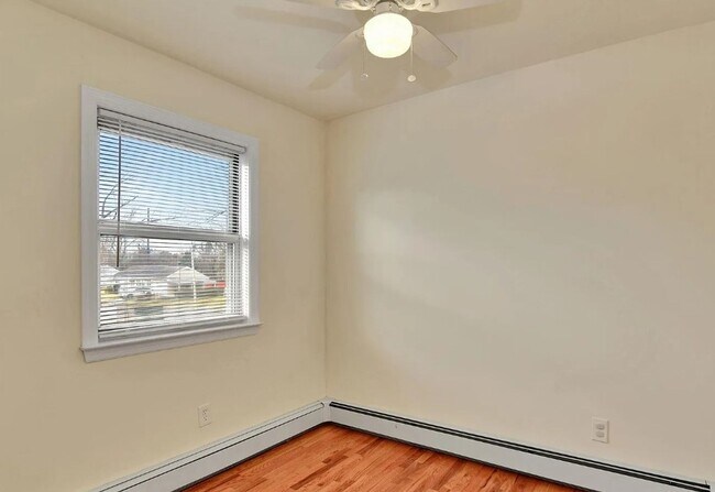 Building Photo - Renovated Apartment Available