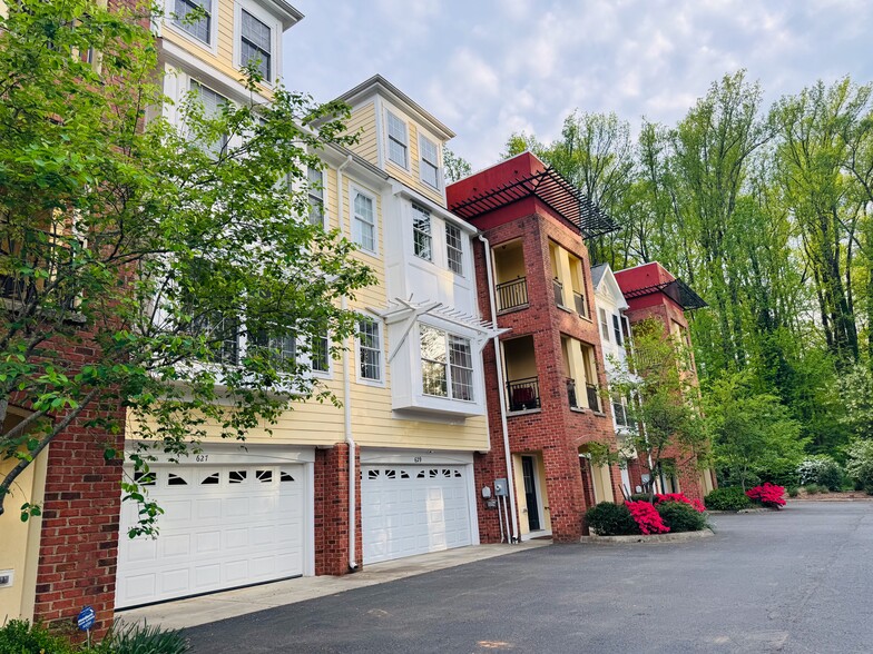 Poplar Glen Townhouses - 631 Boone Trl