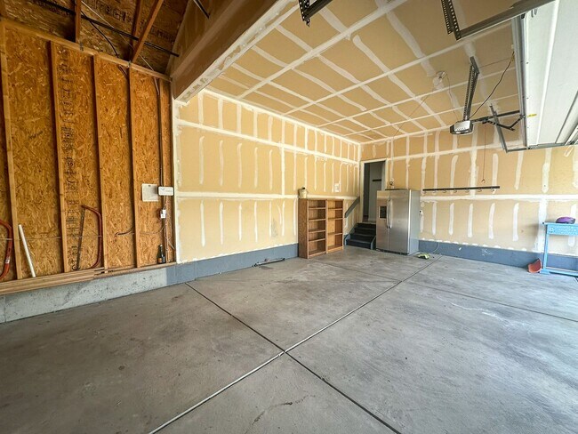 Building Photo - This 4bd home is waiting for you!