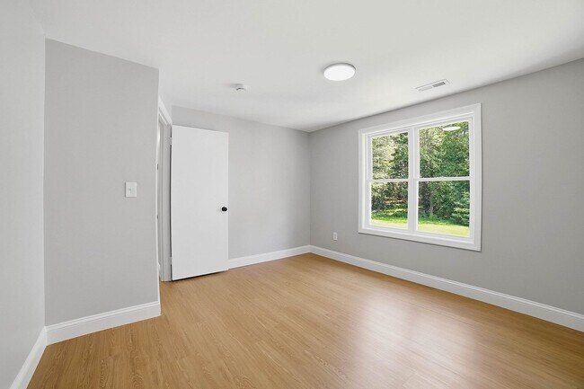 Building Photo - 44 Topsfield Cir