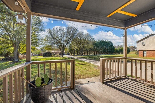 Building Photo - 2-Bedroom Furnished Home with Large Lot in...