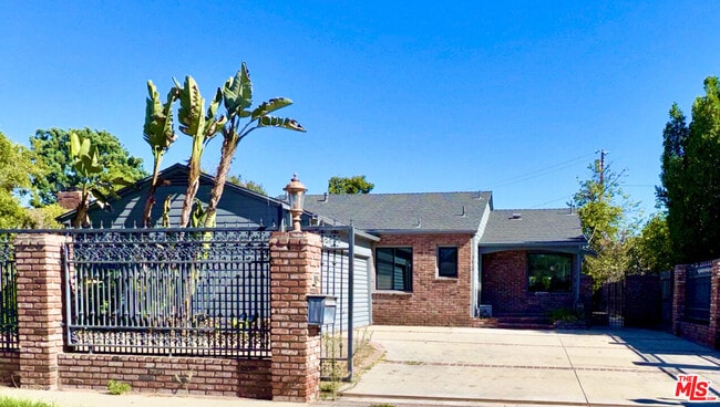Primary Photo - 5818 Morella Ave