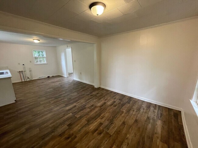 Building Photo - Renovated 2 bedroom 1 bathroom house with office/bonus room!