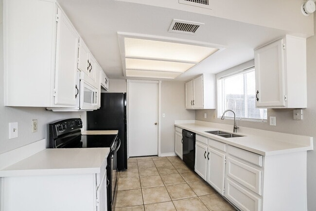 Building Photo - 315 W Ross Ave