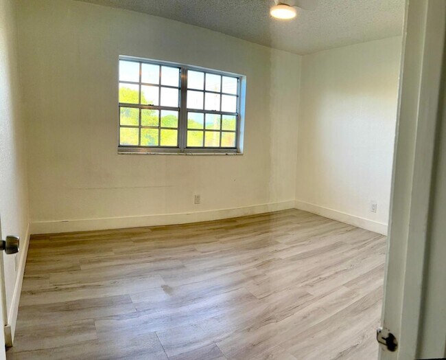 Building Photo - 1407 NE 56th St