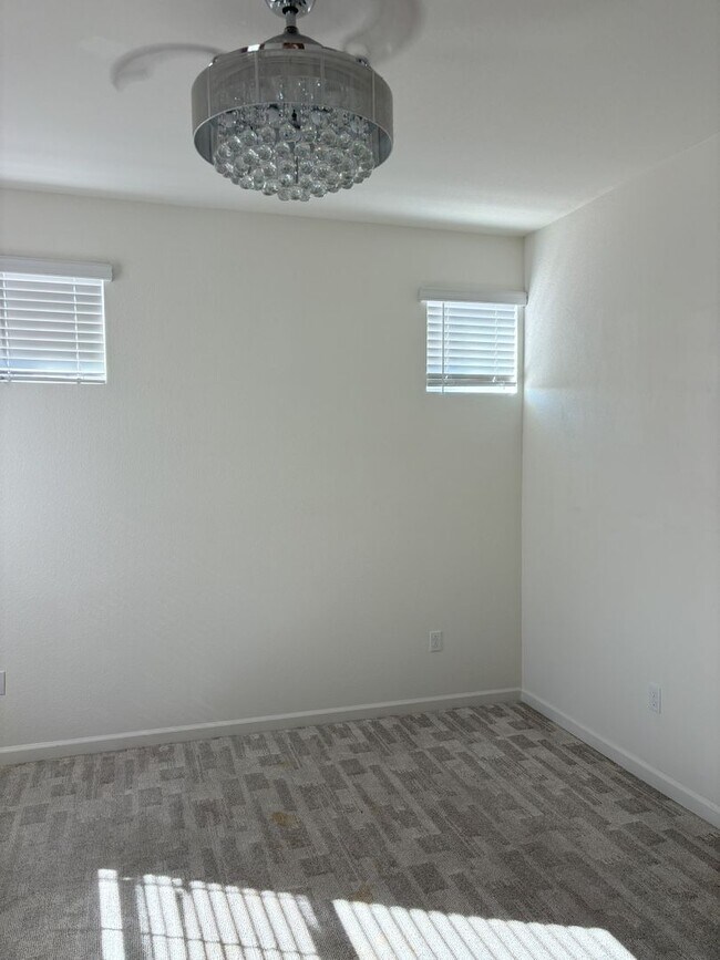 Building Photo - Beautiful Roseville House