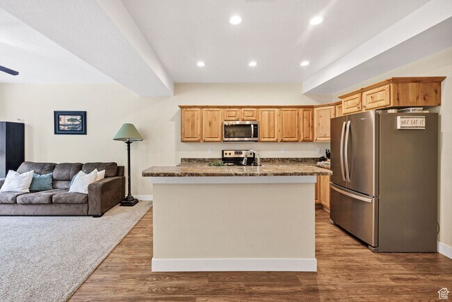 Building Photo - Spring Creek 3 Bed, 2 Bath Townhome