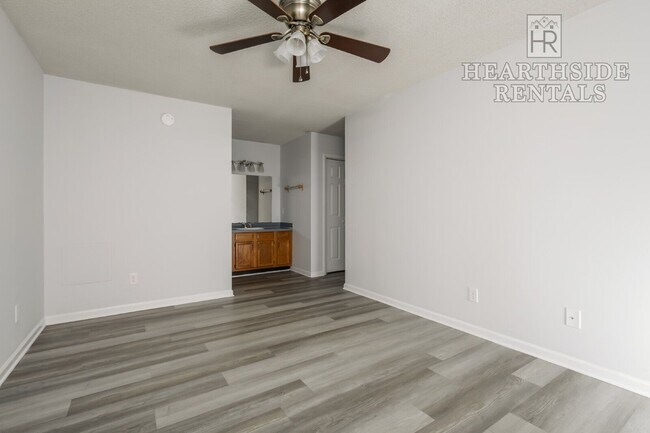 Building Photo - 143 W Victoria Ct