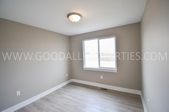 Building Photo - 3 Bedroom 2 Bathroom 2 Car garage in De Soto.