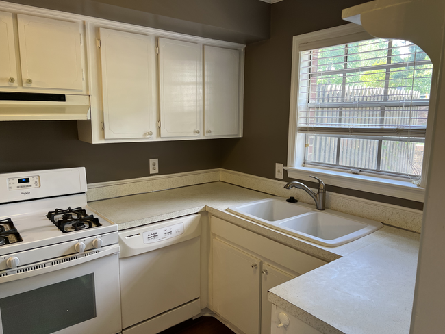 Building Photo - 3751 Jamestown Cir