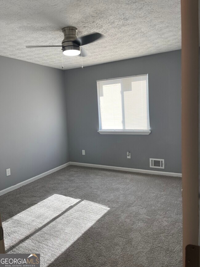 Building Photo - 235 Deerfield Dr