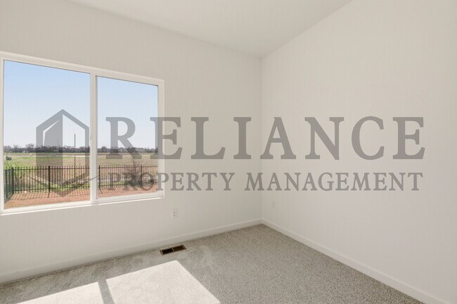 Building Photo - 5263 N Pinecrest Ct