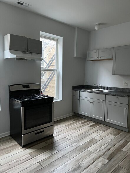 Kitchen - 1527 W 18th St