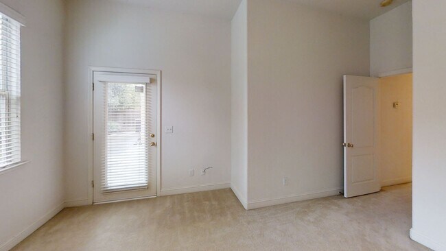 Building Photo - 1823 N Holly Ave