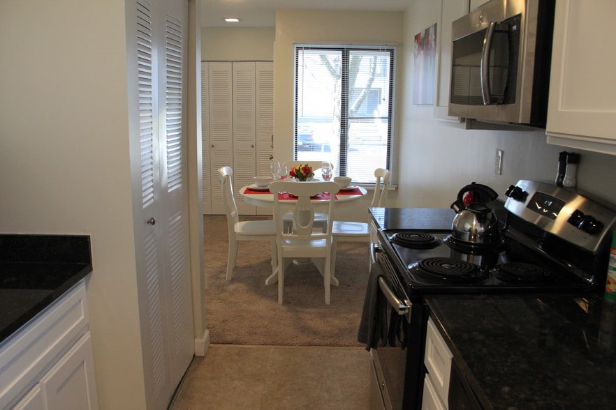 Fox Hill Apartments 168 Fox Hill Ln Enfield CT 06082 Apartment Finder