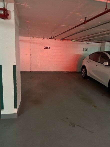 Building Photo - 77 Pond Ave