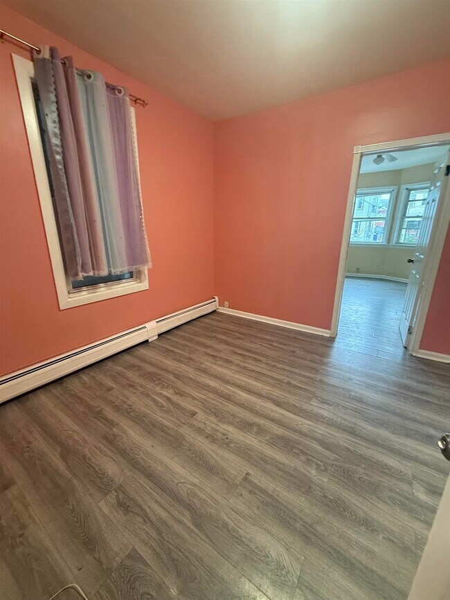 Building Photo - 290 Ege Ave