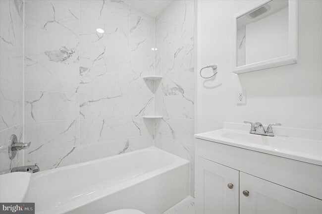 Building Photo - 1418 W Erie Ave