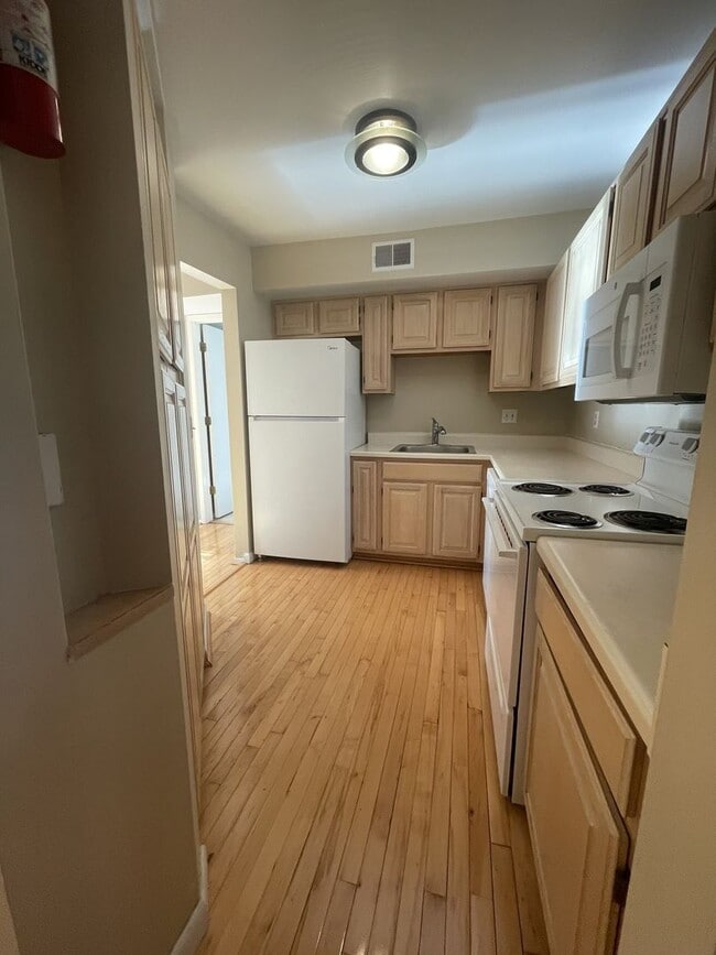 Building Photo - Three Bedroom Two Bath Condo | Laundry, Parking, & Central AC